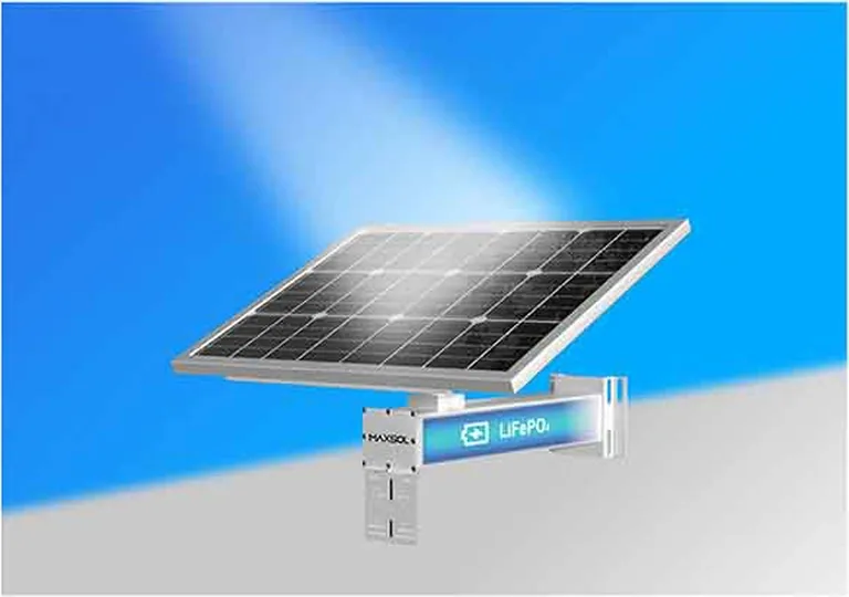 Pannello solare e sistema a batteria LiFePO4 in piena luce diurna